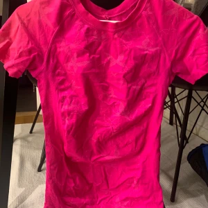 Träningstshirt - Skönt stretchig tyg och gummikant längst ner som fäster bra och tröjan hålls på plats. I nyskick. Från Kari Traa. 🩷🩷 