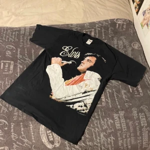 Elvis Presley Tshirt - Som ny. Pris kan diskuteras👍🏼