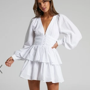 Studentklänning från Showpo - Tänkte kolla intresse på denna klänningen från Showpo innan jag skickar tillbaka den. Perfekt till studenten. Tyvärr var den för liten för mig😩Alltsp helt ny och lappar finns kvar. Nypris var 89.63 euro (inkl tax & shipping)