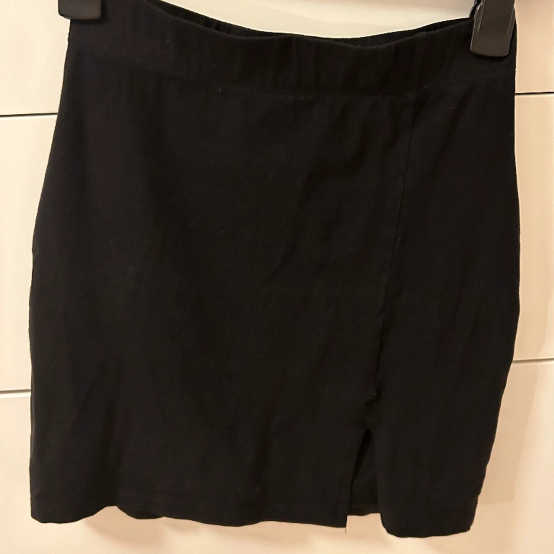 Svart minikjol med slit