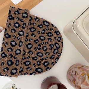 Beck Söndergaard mössa - Glittrig leopard mössa från Beck Söndergaard. Aldrig använd och därför i nyskick.