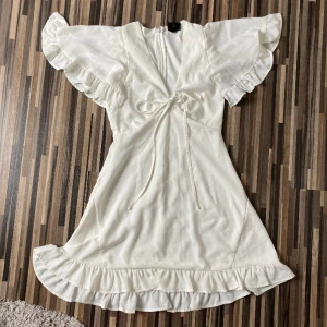 Supersöt studentklänning - Jättefint skick, köpt secondhand men passade tyvärr inte💞💞 alltid öppen för prisförslag!!