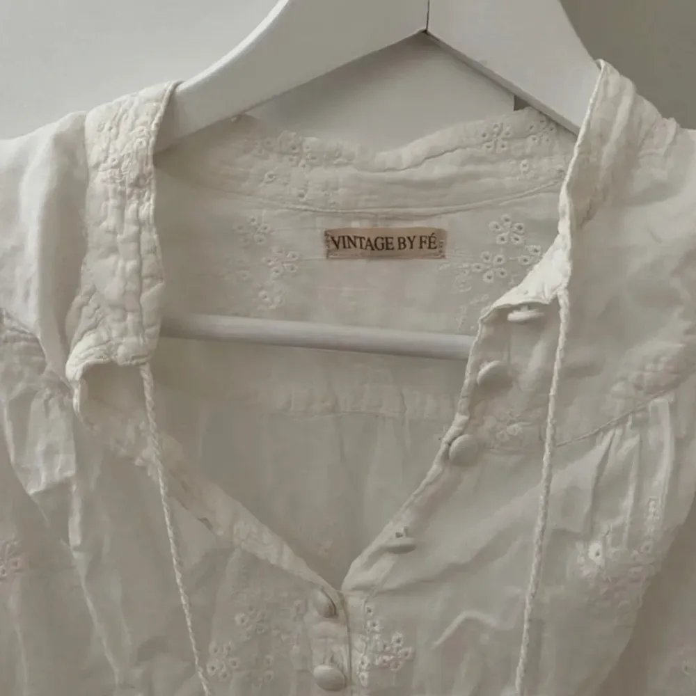 En vit klänning från VintageByFé i skönt material. Perfekt till sommaren eller studenten. Fina detaljer.. Klänningar.