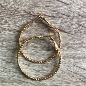 Guld örhängen - Har aldrig ändvänt helt nya! 4cm på längden och 3cm på breden :) pris: 30kr