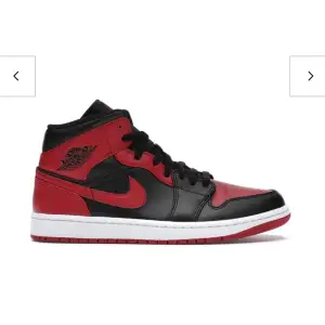 Jag säljer dessa röda och svarta Nike jordans i storlek 37, ganska använda men inte så slitna, säljer pga att dem inte passar och inte används längre💕💕💕
