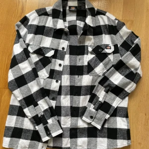 Dickies - Hej! Säljer en riktigt fin flannel skjorta från märket Dickies. Säljer då den aldrig kom till användning. Finns i Stockholm och kan skickas! 