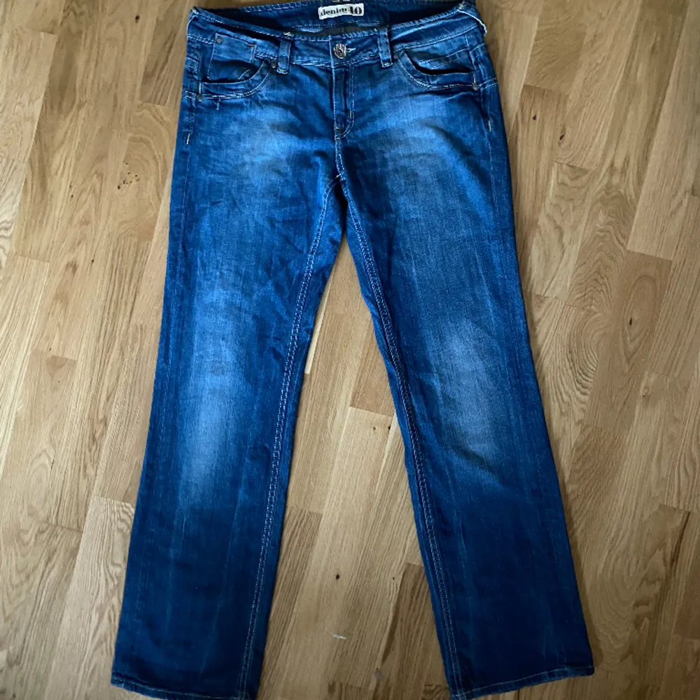 Snygga trendiga jeans Strl S. Mått: Midja-81 cm, Stuss(över rumpan)-108 cm, innerbenslängd-81 cm. Tyget är lite stretchigt. 💞. Jeans & Byxor.