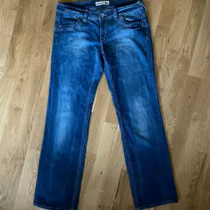 Snygga trendiga jeans Strl S. Mått: Midja-81 cm, Stuss(över rumpan)-108 cm, innerbenslängd-81 cm. Tyget är lite stretchigt. 💞