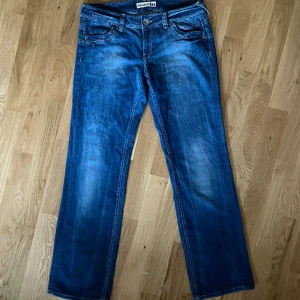 y2k lågmidjade jeans strl S - Snygga trendiga jeans Strl S. Mått: Midja-81 cm, Stuss(över rumpan)-108 cm, innerbenslängd-81 cm. Tyget är lite stretchigt. 💞