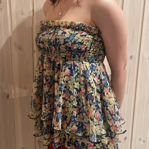 Blommig volang topp/kjol🌸 - Fin blommig volang kjol men är även jättefin som tubtopp. Aldrig använt🌸🌸passar även s/ m