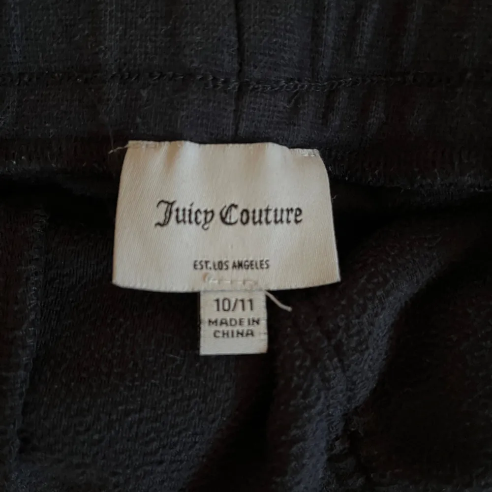 Nu säljer jag mina fina juciy couture byxor❤️ säljer eftersom dem har blivit för små❤️ Jag tycker att dem är ganska stora i storleken. Jeans & Byxor.
