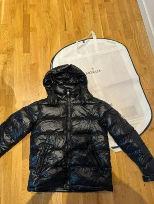 Moncler maya jacka herr - Jackor & ytterplagg, stl. 46 (S), Herr Helt ny, oanvänd Moncler Maya jacka herr, såklart äkta.  Ingår galjapåse till jackan.  Storlek 2  Finns att hämta i centrala Göteborg, kan även skickas med frakt.