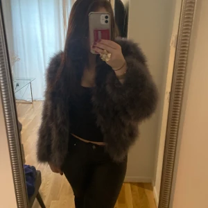 Mörk grå Päls jacka - Jätte fin päls jacka, säljer pågrund av att jag inte använder den så ofta, skriv om ni vill veta nått mer😊 original pris 700kr