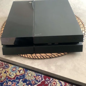 Ps4 - Jag säljer nu mitt ps4 och det är mycket bra skick och funkgerar som nytt 