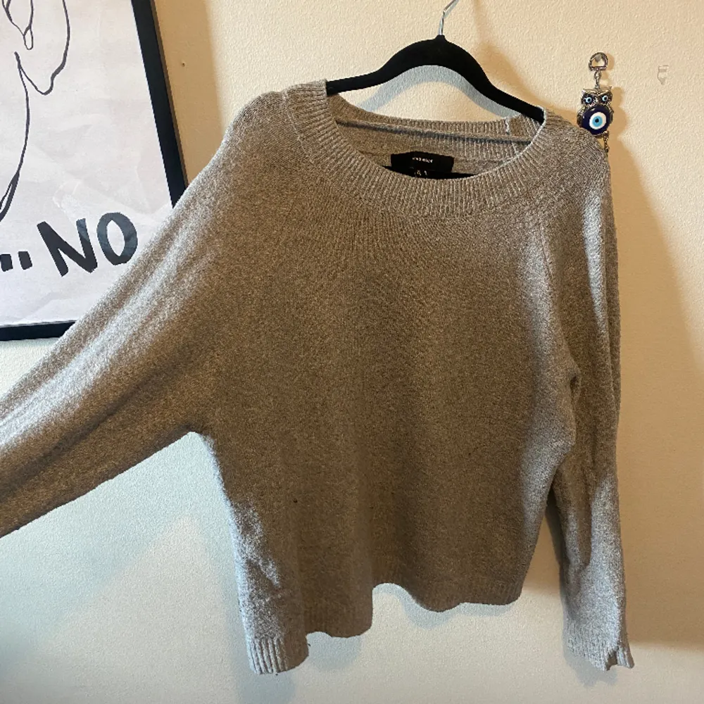 Grå stickad tröja från Vero Moda, använd få tal gånger.  Ny pris 250:-  (Priset kan sänkas vid snabb affär) . Stickat.