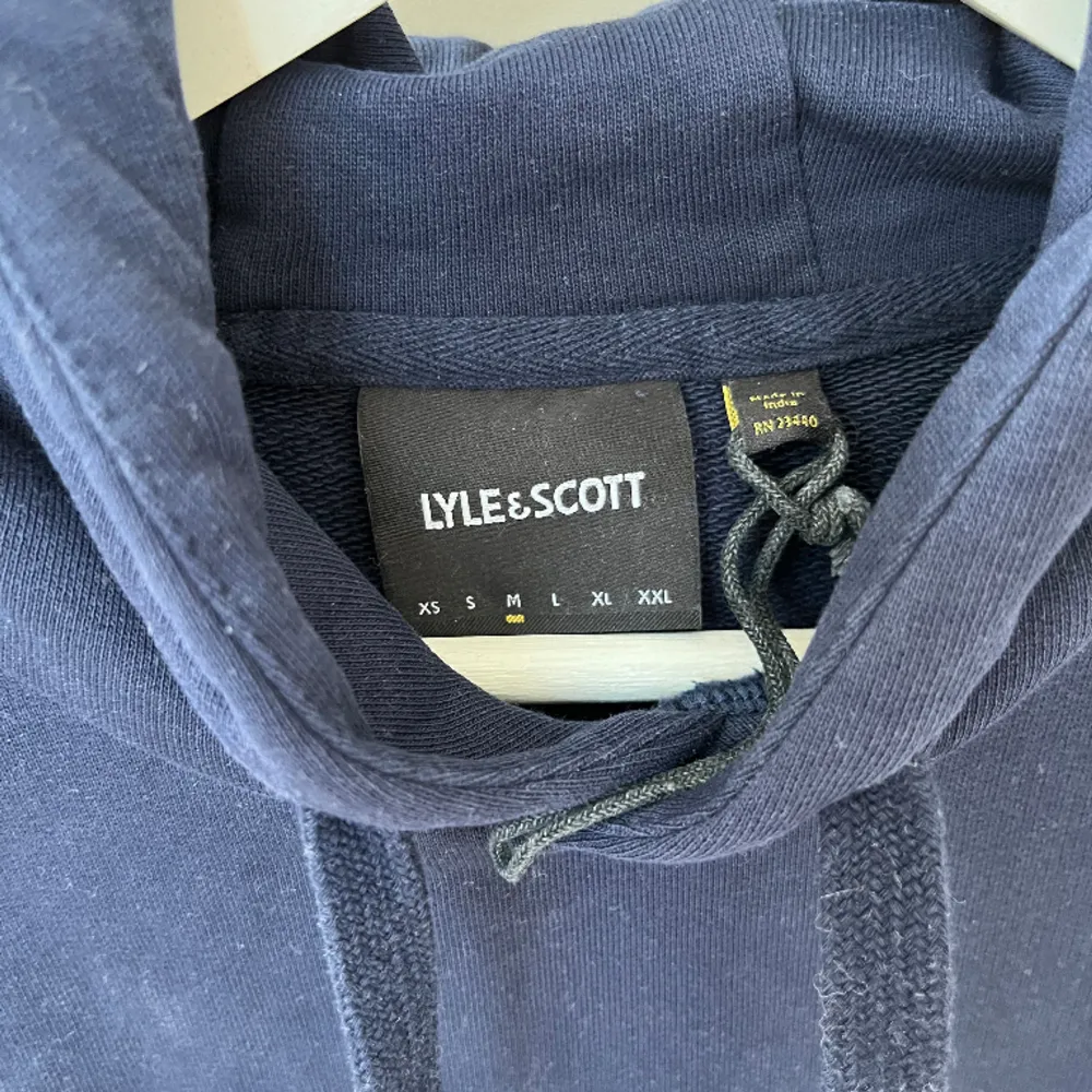 Oanvänd mörkblå Lyle&Scott hoodie i storlek:M.. Hoodies.