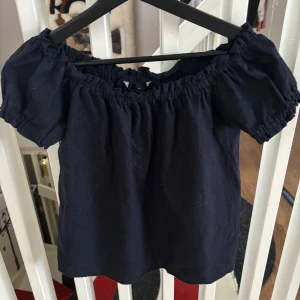 Off shoulder linne topp - Marinblå topp från vero moda i linnematerial