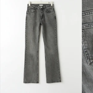 Grå full length flared jeans från Gina - Jeans som är använda få antal gånger. Köpta för 500kr. Storlek 38, Köpta förra året men har legat i min garderob oanvända väldigt länge. Säljer för att de passar inte längre och används inte. Perfekt skick inga defekter. Skriv för mer bilder💗