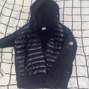 Moncler cardigan  - Moncler cardigan i färgen navy blue. Köpt här på plick och den är helt oanvänd. Strl L men passar M. 