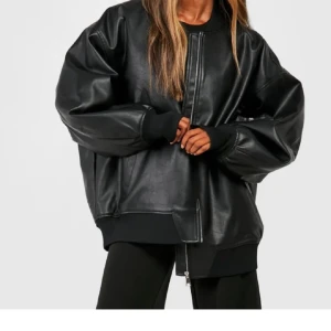 Skinnjacka  - Super fin jacka ifrån boohoo med prislappen kvar! Säljer då den tyvärr inte var min smak! Nypris 500kr