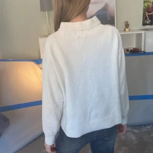  Stickad tröja -  Jättefin stickad tröja men är lite nopprig så❤️