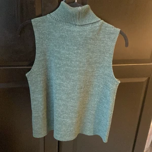 Stickad topp - Stickad topp ifrån Zara som sällan används 