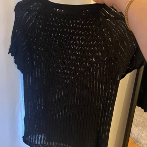 Virkad topp från zara 🌺 - Superfin virkad topp från zara, är i xl men extremt liten i stolek, så sitter bra på mig som m, 🌸 knappt använd  Finns ej kvar på deras hemsida 🫶🏻