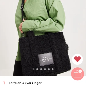 Marc Jacobs tote bag i Teddy  - Säljer nu min fina väska från Marc Jacobs (äkta)som inte längre kommer till någon användning. Väskan är i väldigt god skick förutom lite nopprig på baksidan då den är i Teddy material. Köpt på nelly, nypris 2999kr. 