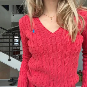 Ralph lauren  - Röd Ralph lauren stickad. Knappt använd, fint skick. 💕skriv i dm om ni vill se fler bilder
