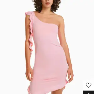 Oanvänd asymmetri klänning i jättefin rosa färg!!💓💓