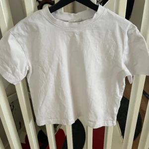 T-shirt - Vit t-shirt från gina tricot i storlek S
