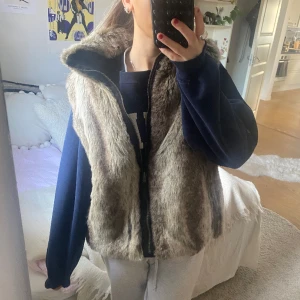 Pälsväst - Supersnygg väst!!! Står ingen strl men sitter som en oversized S, passar flera strl!