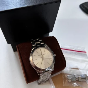 Michael Kors MK3178 damklocka, rostfritt stål armband - använd mycket sparsamt, behöva byta batteri annars fungerar den helt felfritt!