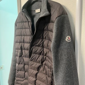 Moncler cardigan  - Kickstarta våren med din nya moncler cardigan, använd 2 gånger   Pm för mer info, först till kvarn !☺️ Fraktas samma dag du köper den, kan även mötas upp vid nära omständigheter   Jag är 183 och den passar mig perfekt med utrymme kvar om man är längre