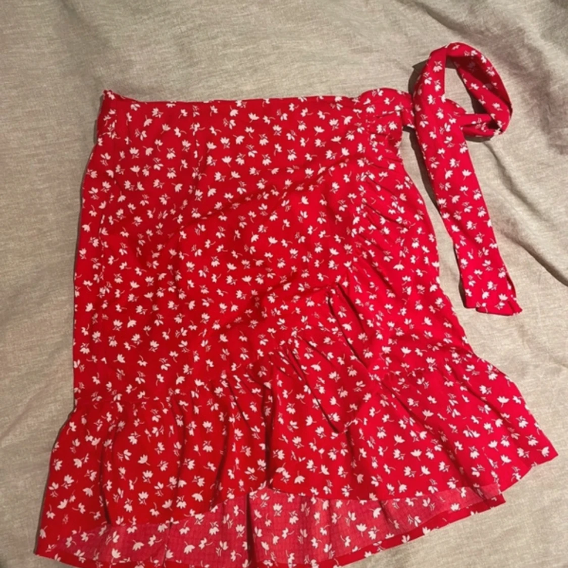 Röd och vit blommig kjol