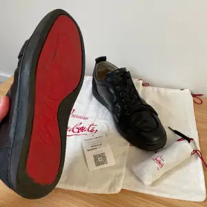 Ett par riktigt sällsynta skor från ”Chiristian Louboutin” i ganska bra skick 7,5/10. De är gjorda i kalvläder med mocka detaljer. Äkthetsbevis från ”Vestiaire Collective” finns. Två dustbags och extra snören medföljer vid köp. Nypris 8990kr.