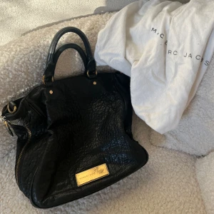 Marc Jacobs väska - Marc Jacobs väska i gammal modell. Jättefin och har mycket utrymme. Kommer med dustbag💓