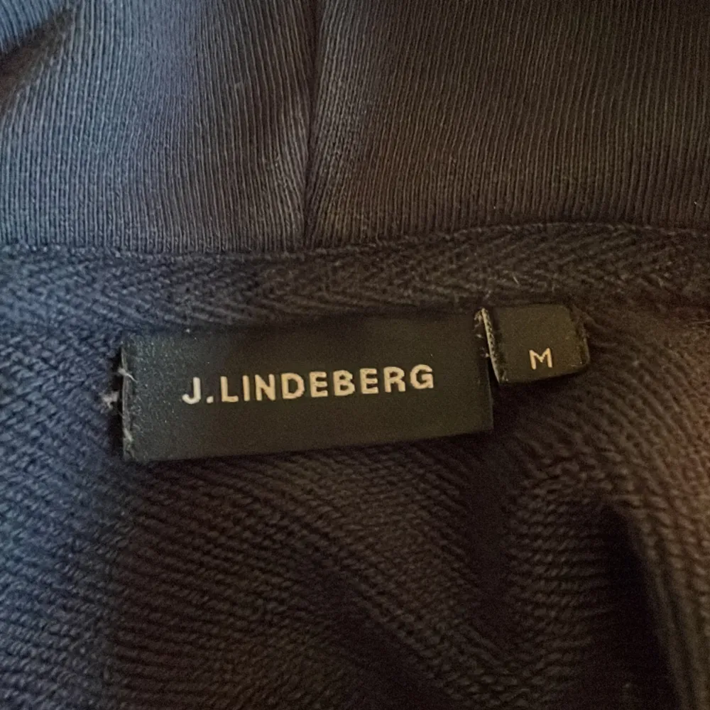 Zip hoodie från J.Lindberg i bra skick. Defekter är att det fattas snören. Annars i bra skick.. Tröjor & Koftor.