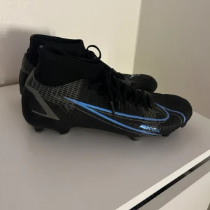 Fotbollsskor  - Fotbollsskor använda 1 säsong men är som nytt skick. Från Nike i strl 40. Hör av dig vid frågor och funderingar 💙