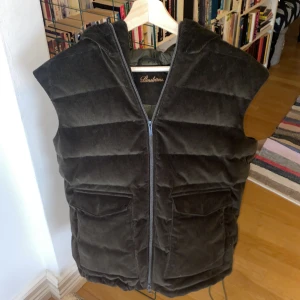 Stenströms väst  - Säljer min stenströms väst i väldigt bra skick, perfekt nu till våren. Strl Xl men sitter  som M eller litet L, passar mig på längden som är 182cm. Hör av dig vid minsta fundering!