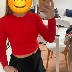 Topp med öppen rygg - Öppen rygg med snörning. Röd långärmad ifrån stradivarius i storlek XS. Använd ett fåtal gånger 