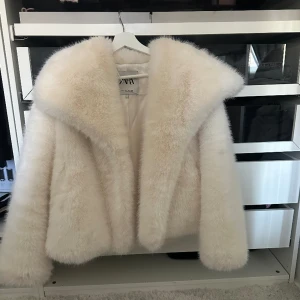 Zara pälsjacka  - Säljer denna efterfrågade pälsjacka från zara i storlek S 💕💕