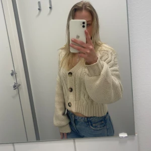 Stickad kofta - köpt från nelly i storlek S. sparsamt använd därav fint skick!