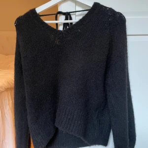 Stickad tröja  - Oanvänt skick, normal i strl, säljer då den inte kommer till användning 