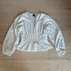 Vit blus - Säljer denna vita blusen från Lindex i storlek S. Säljer för att den inte är min stil längre och är använd 1 gång. Är 168 och passar perfekt på mig. 
