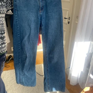 raka jeans - säljer dessa jeans pga att de inte kommer till användning och de passar inte mig mer! De är använda men inte så mycket och är i bra skick! 💕 ordinarie pris: 300kr
