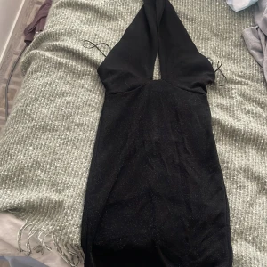 Svart glittrig klänning - Helt ny med prislapp kort halterneck klänning 
