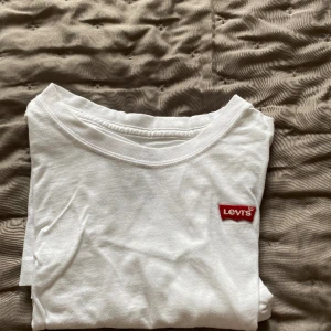 Vit Levi’s T-shirt  - I bra skick storlek i barn storlek 12 år 152cm 