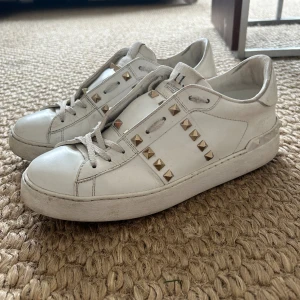 Valentinos - Säljer mina valentinos som tråkigt nog blivit för små. Dom är sparsamt använda och har mycket kvar att ge! Dustbag ingår!Ska leta efter boxen åxå🥰