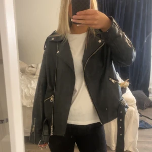 Skinnjacka  - Köpt ifrån Nelly men märket är Missguided, sitter bra på mig som är en s, kom privat för frågor eller fler bilder❤️❤️